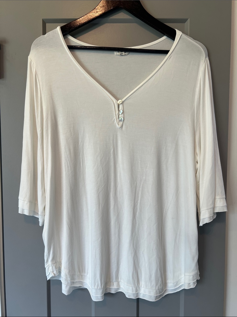POL Women's Cream V-Neck Three-Button 3/4 Length Sleeves